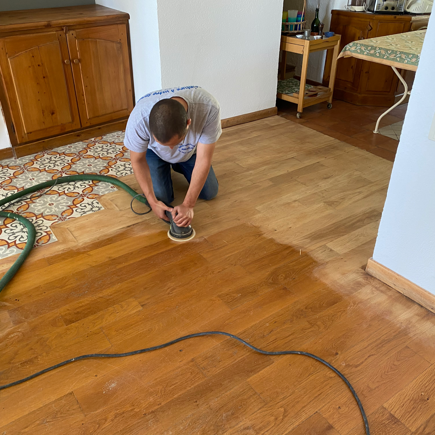 Ludovic ARNAUD ponçant un parquet massif avant vitrification