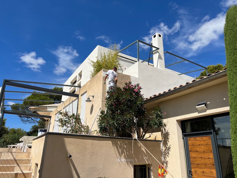 Ravalement de façade en cours sur une villa