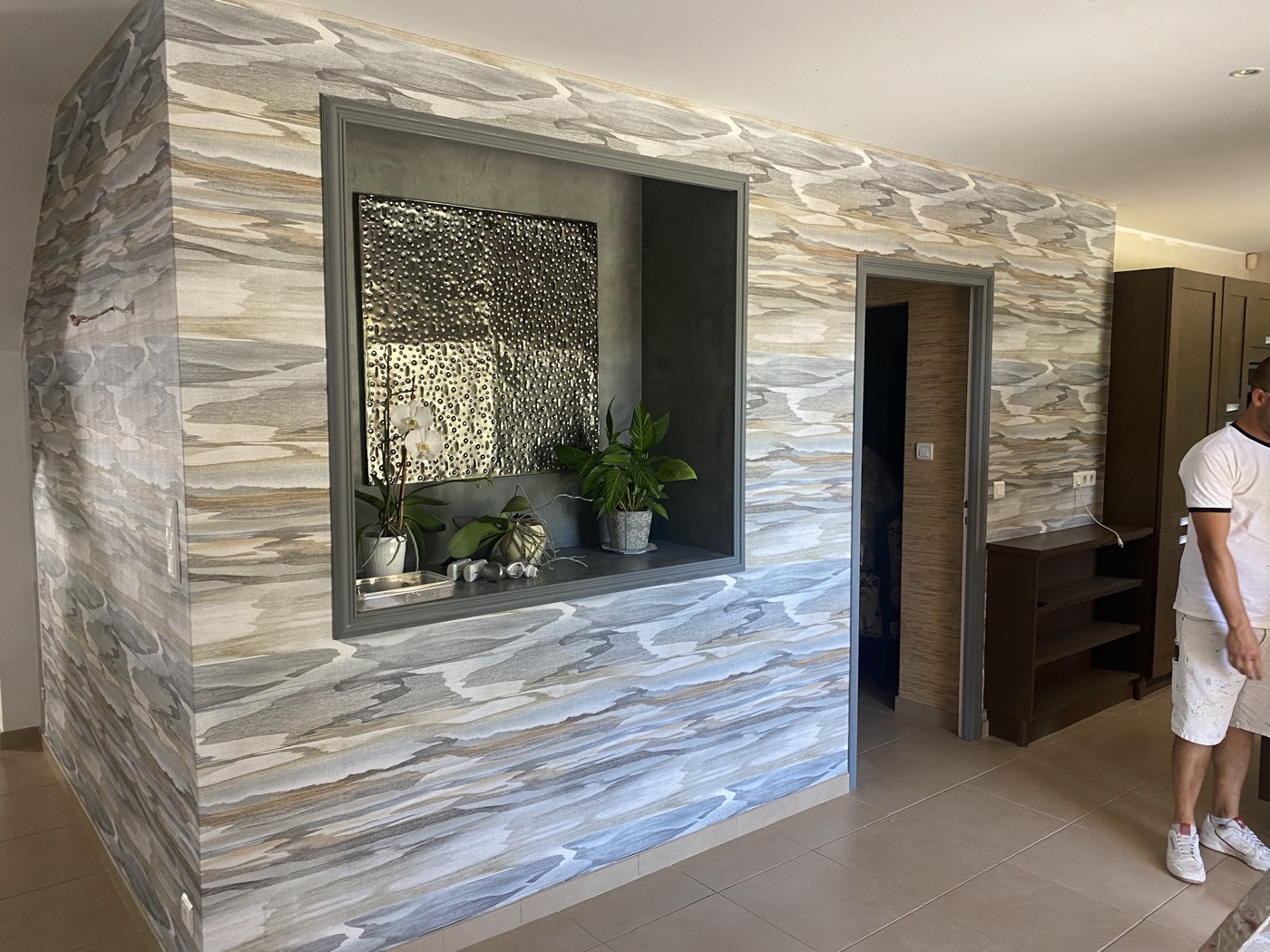 Mur en enduit décoratif effet marbre avec niche encadrée, réalisation Deco Peinture Arnaud