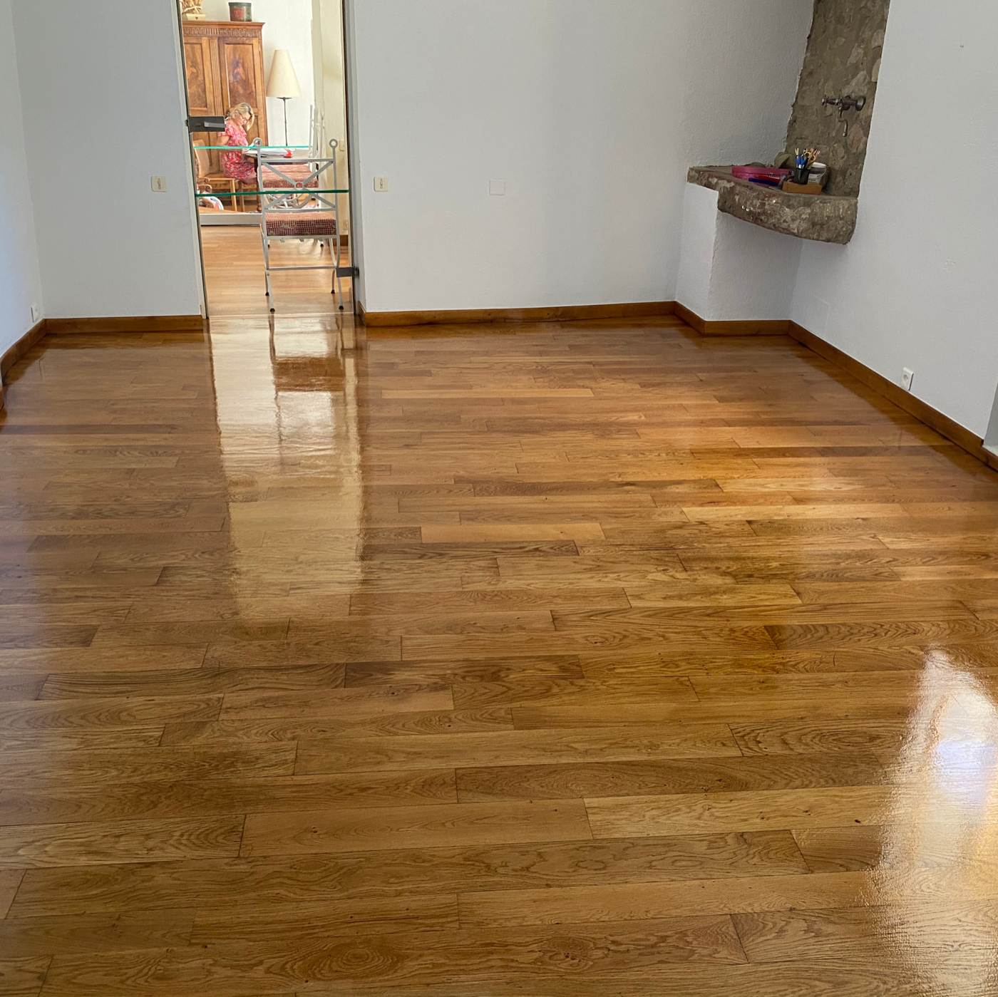 Parquet massif rénové et vitrifié, finition brillante