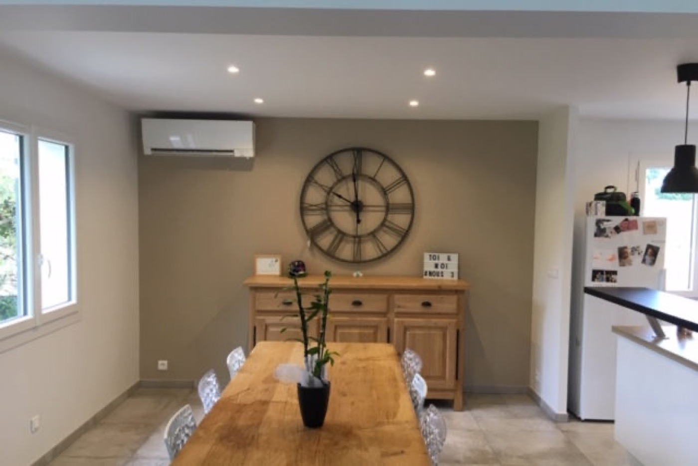 Salle à manger repeinte en taupe, finition mate contemporaine