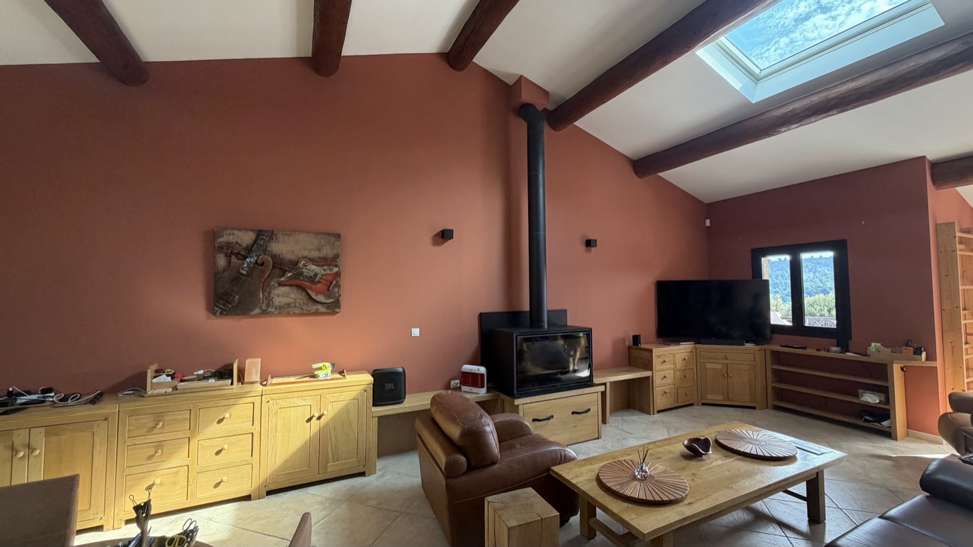 Séjour provençal, mur terracotta et poutres, finition mate